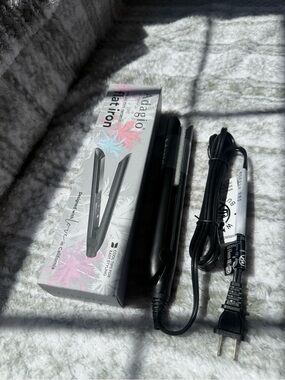 Adagio mini Black Flat Iron Hair Straightener - Smooth Professional Styling
